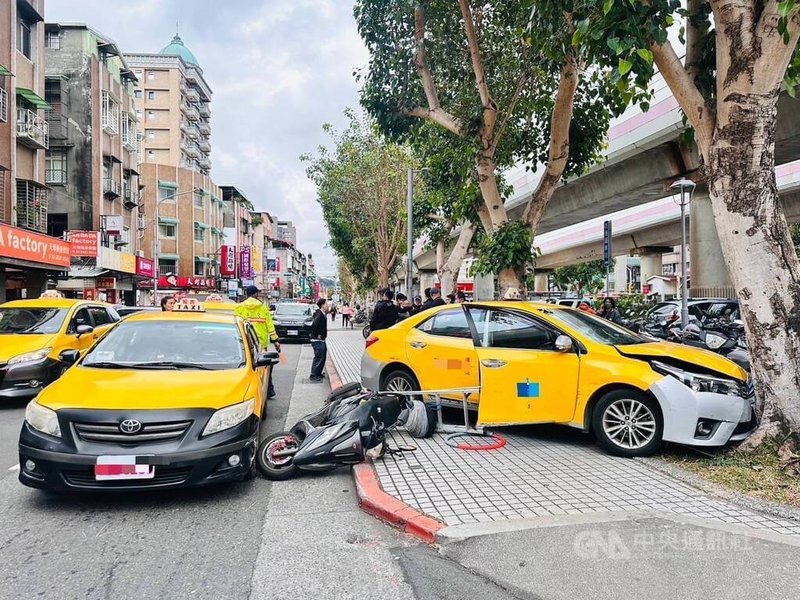 台北捷運芝山站附近路口13日發生計程車衝撞停等紅燈機車意外，造成1名機車騎士送醫。警方說，計程車司機疑身體不適釀禍，車禍原因待查。（翻攝畫面）中央社記者劉建邦傳真  113年12月13日