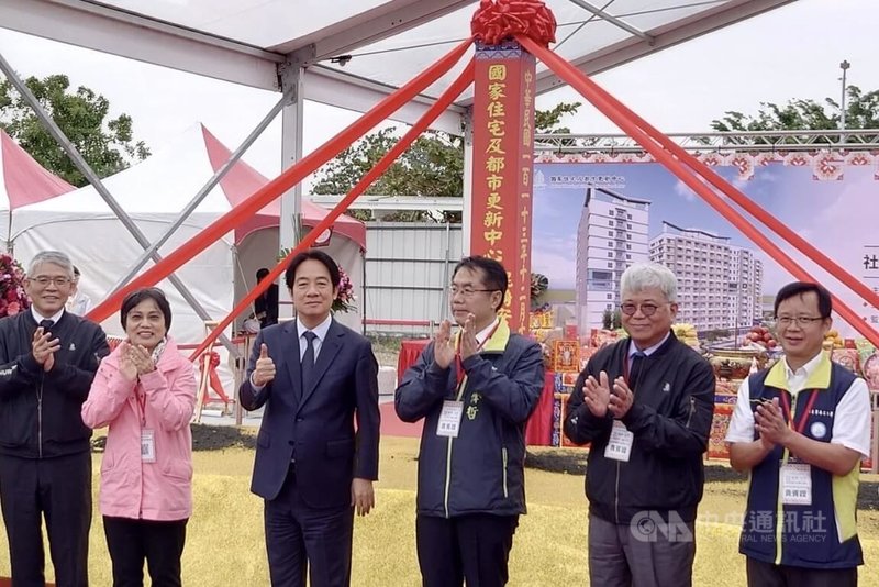 總統賴清德（左3）13日出席台南市南區「鯤鯓安居」社會住宅動土典禮表示，政府絕對有信心、有能力加速推動社會住宅，落實居住正義。右3為台南市長黃偉哲。中央社記者張榮祥台南攝  113年12月13日