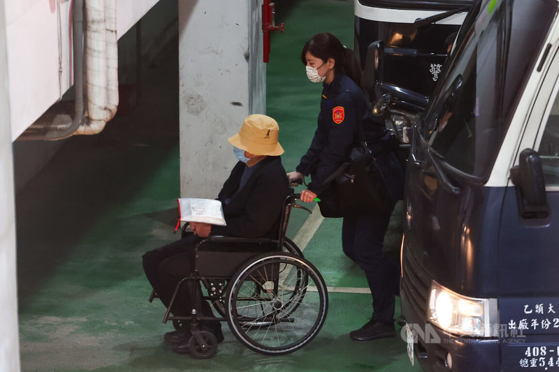 台北地檢署偵辦京華城案已近尾聲，檢察官13日提訊在押的威京集團主席沈慶京（戴帽者），囚車於下午1時20分左右到達，沈慶京乘坐輪椅進入北檢。中央社記者王騰毅攝　113年12月13日