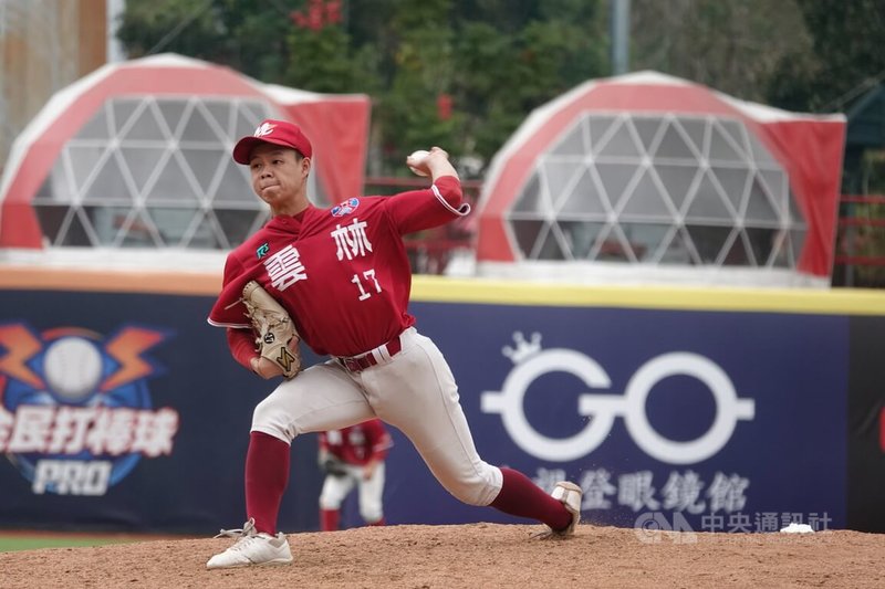 新北富邦國際城市U18棒球邀請賽，雲林縣13日靠著吳柏霆（圖）7局完封好投，率隊以11比0擊敗台中市隊、晉級4強。中央社記者謝靜雯攝  113年12月13日