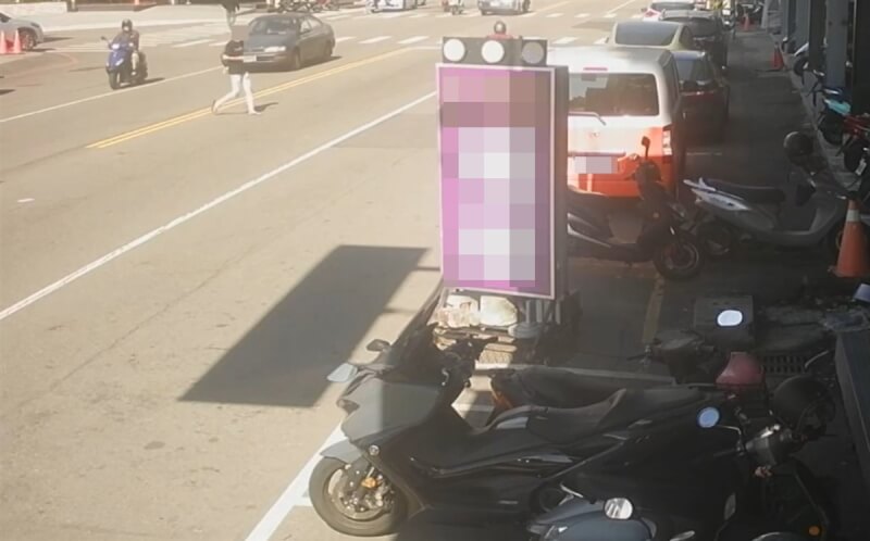 林姓男子12日酒駕在台中市東區狂飆衝撞6車,造成1死2傷,肇事前從KTV離開,違規穿越馬路。(民眾提供)中央社記者趙麗妍傳真 113年12月13日