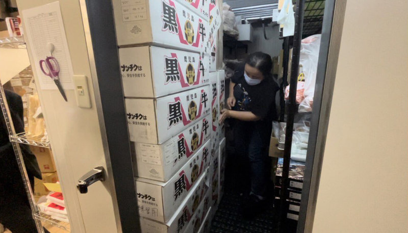 台中市食品藥物安全處今年4月獲報，西屯區頂級和牛燒肉餐廳「和牛EMPEROR」使用逾期肉品，隨即聯繫檢警調等單位前往稽查。（民眾提供）中央社記者趙麗妍傳真  113年12月13日