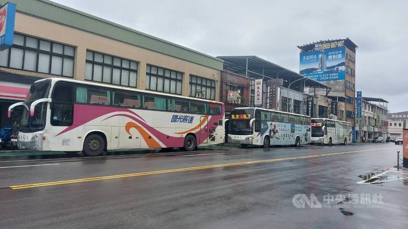 基隆轉運站7月啟用後，市府將原港西街國道客運排隊上車處，轉型為客運儲車區（圖），但有店家反映生意受影響及客運怠速排放廢氣等問題，儲車區14日起將調整至中山一路。中央社記者王朝鈺攝  113年12月13日