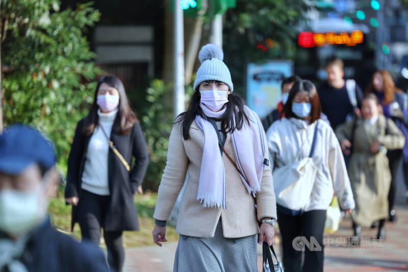 圖為台北市內湖科學園區上班民眾戴毛帽、圍巾保暖。（中央社檔案照片）