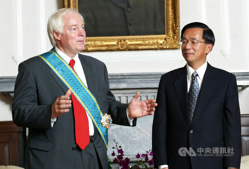2003年時任總統陳水扁(右)在總統府接見前美國聯邦眾議員李奇(左),並頒贈大授卿雲勳章,表彰他對台美友好關係的貢獻。(中央社檔案照片)