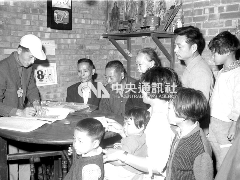 新莊一戶農家接受普查的情景。中央社記者陳漢中攝 55年12月16日
