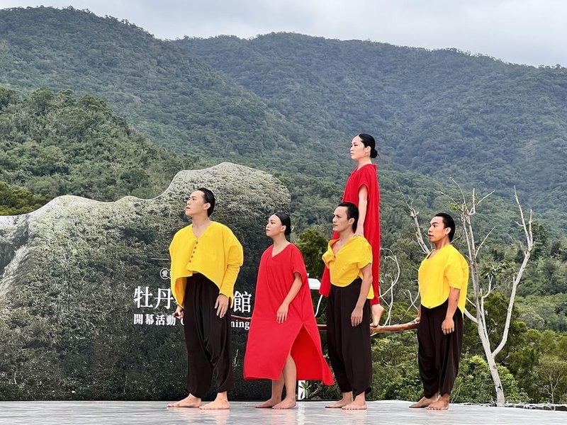 屏東牡丹社事件館14日正式開幕,特邀蒂摩爾古薪舞集帶來舞作「bulabulay mun?」透過肢體語言演繹歷史事件與人性反思,同時為今年牡丹社事件150週年紀念活動畫下圓滿句點。(屏東縣政府文化處提供)中央社記者黃郁菁傳真 113年12月14日