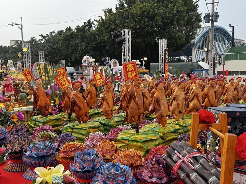 台中大甲鎮瀾宮舉辦「甲辰年重修慶成祈安七朝清醮大典」，14日在大甲體育場舉辦普渡開香，現場特色看桌格外吸睛，一隻隻烤鴨都被插上人偶頭。（民眾提供）中央社記者趙麗妍傳真  113年12月14日