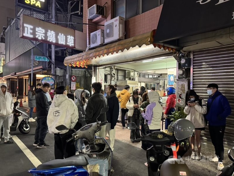 大陸冷氣團南下,竹苗地區14日晚間低溫,新竹市一間燒仙草店家表示,13日氣溫就已轉涼,來客數增多,14日又更冷,來客數較前幾天約增加2成。中央社記者魯鋼駿攝 113年12月14日