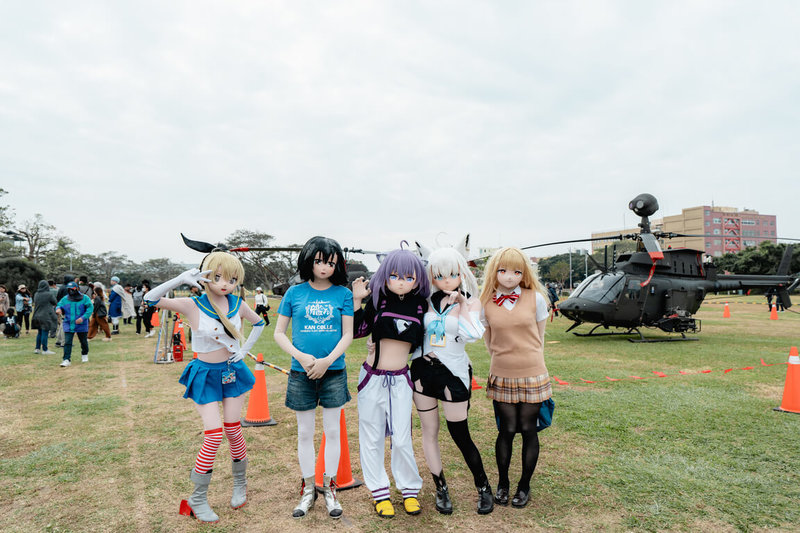 駁二動漫祭14日在駁二藝術特區登場,此次與軍方合作「動漫軍武戰紀」,在園區展出裝甲車、直升機等,吸引coser合影。(高雄市文化局提供)中央社記者林巧璉傳真 113年12月14日