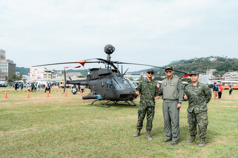 駁二動漫祭14日在駁二藝術特區登場，與國防部合作推出的「動漫軍武戰紀」，雲豹八輪裝甲車、OH-58D奇歐瓦戰搜直升機、AH-1W超級眼鏡蛇攻擊直升機等首次在園區展出。（高雄市文化局提供）中央社記者林巧璉傳真  113年12月14日