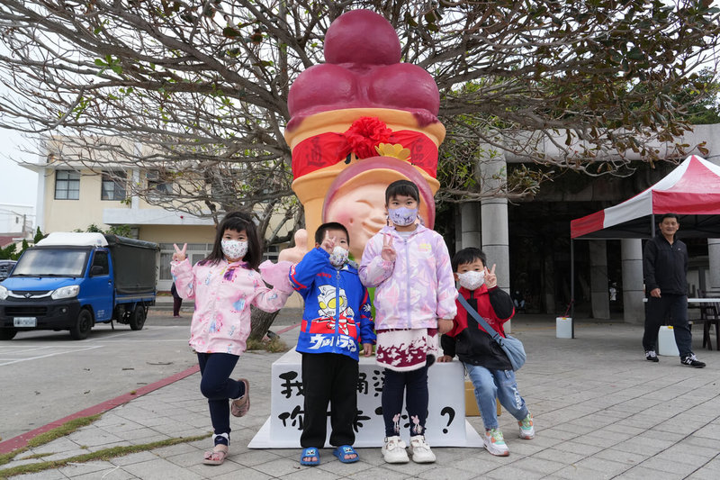 澎湖1市5鄉近百個村里大都設置有意象標誌,其中白沙鄉通梁村14日新增「仙人掌冰淇淋公仔」意象,由澎湖本土藝術家吳飛達操刀製作,座落通梁保安宮老榕前方,成為遊客拍照打卡景點。(澎湖縣政府提供)中央社 113年12月14日