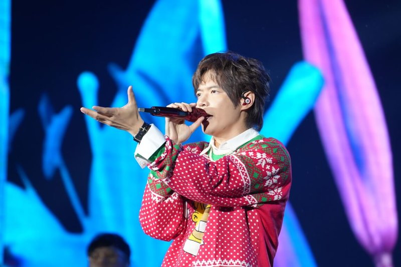 2024新北歡樂耶誕城巨星演唱會14日晚間登場,人氣樂團八三夭(圖)接連演唱多首樂歌手,帶動整場氣氛。(新北市觀旅局提供)中央社記者黃旭昇新北市傳真 113年12月14日