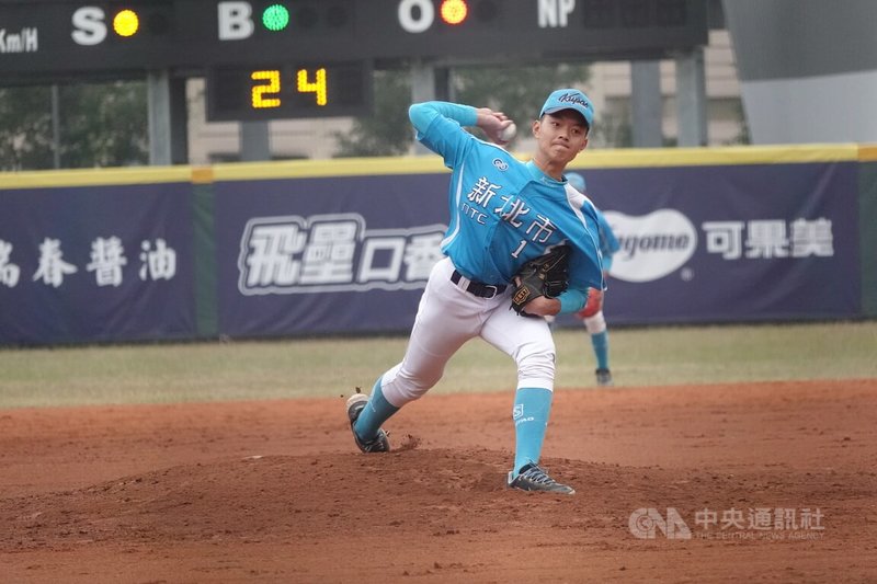 2024年新北富邦國際城市U18棒球邀請賽新北藍隊14日冠軍戰派出饒又語(圖)先發,投4.2局被敲3支安打,投出4次三振、失2分責失分,終場新北藍以5比3拿勝完成7連霸,饒又語無關勝敗。中央社記者謝靜雯攝 113年12月14日