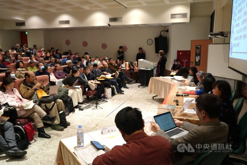 民間組織「教育改革總體檢論壇」14日在台灣師範大學發表新書「台灣教改三十年總體檢」,並邀請多名學者與會分享,吸引民眾關注。中央社記者陳至中攝 113年12月14日