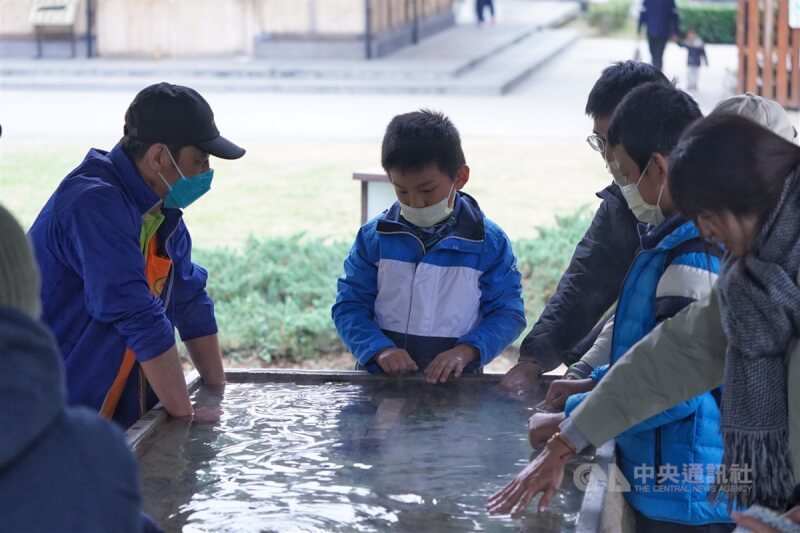 大陸冷氣團14日南下，中央氣象署觀測，清晨平地最低溫是新北石碇區攝氏9.6度，各地越晚會越冷，迎風面基隆北海岸、大台北、花東地區及北部山區有局部短暫雨。有遊客在台北市北投星川亭泡手湯取暖。中央社記者徐肇昌攝　113年12月14日