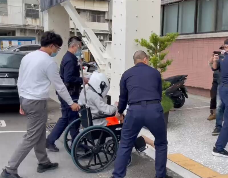 台中22歲林姓男子酒駕撞7車，造成1死3傷，他的腿部也骨折受傷，手術後帶回派出所製作筆錄，詢後移送地檢署，台中地院14日裁定羈押。（民眾提供）中央社記者趙麗妍傳真 113年12月14日