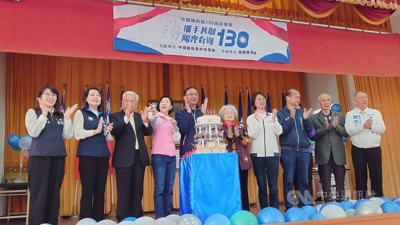 國民黨嘉義縣黨部14日舉行建黨130週年黨慶活動，黨立席朱立倫（左5）、黨籍立委王育敏（左4）、翁曉玲（右4）、許宇甄（左2）等人出席。中央社記者蔡智明攝  113年12月14日