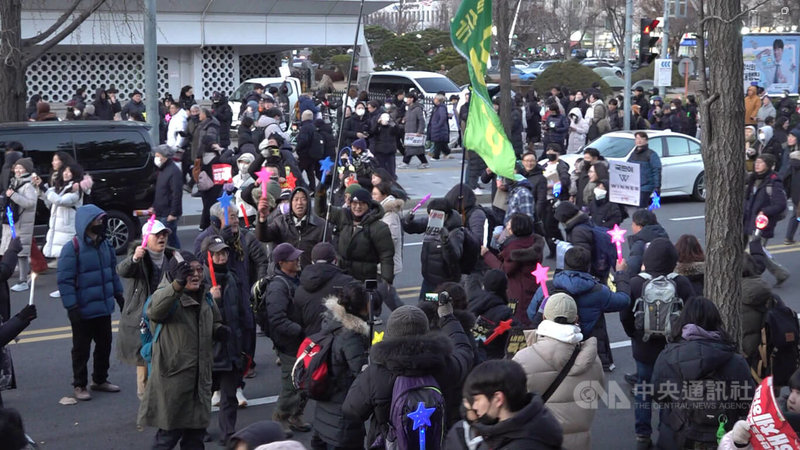 韓國國會14日通過總統尹錫悅彈劾案，數十萬守候在國會外的民眾聽到消息瞬間歡呼尖叫，許多民眾遲遲未離開，在現場慶祝。中央社記者廖禹揚首爾攝  113年12月14日