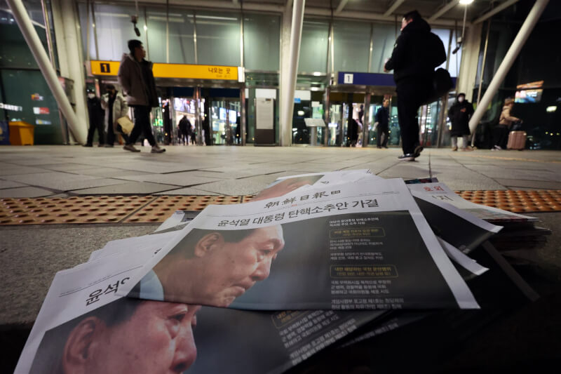 圖為首爾車站前的報紙上刊登尹錫悅彈劾案的新聞。（韓聯社）