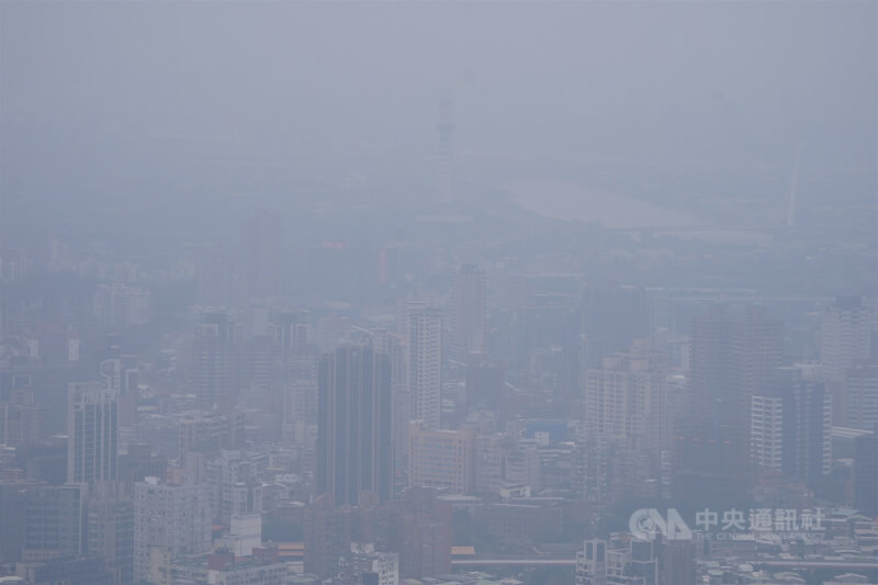 受境外空污影響，14日北部、雲嘉南及高屏地區空氣品質逐漸轉差，監測顯示，早上9時北部已有多個測站亮橘燈，主要污染物為細懸浮微粒（PM2.5）。圖為台北市大屯山系鳥瞰台北盆地，能見度不佳。 中央社記者徐肇昌攝　113年12月14日