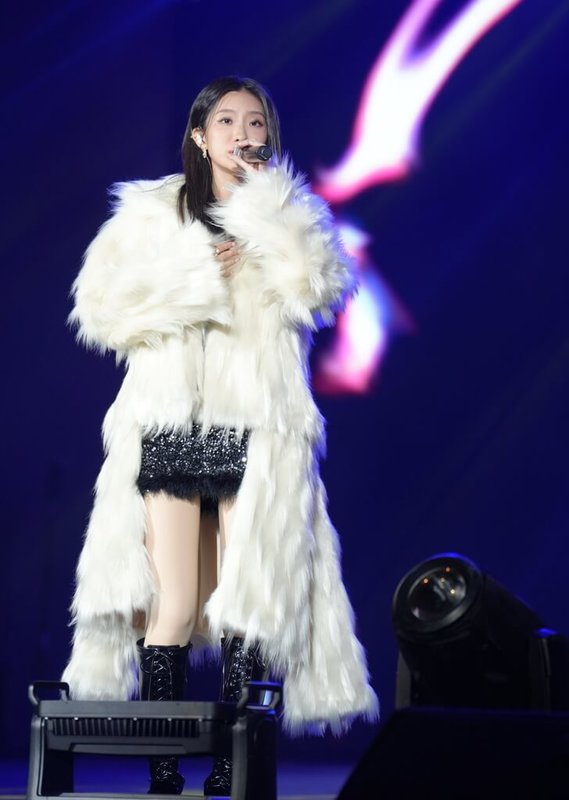 2024新北歡樂耶誕城「魔幻巨星耶誕演唱會」14日晚間開唱,歌手陳華(圖)登台獻唱,為歌迷帶來3首專輯歌曲。(新北市觀旅局提供)中央社記者黃旭昇新北市傳真 113年12月14日