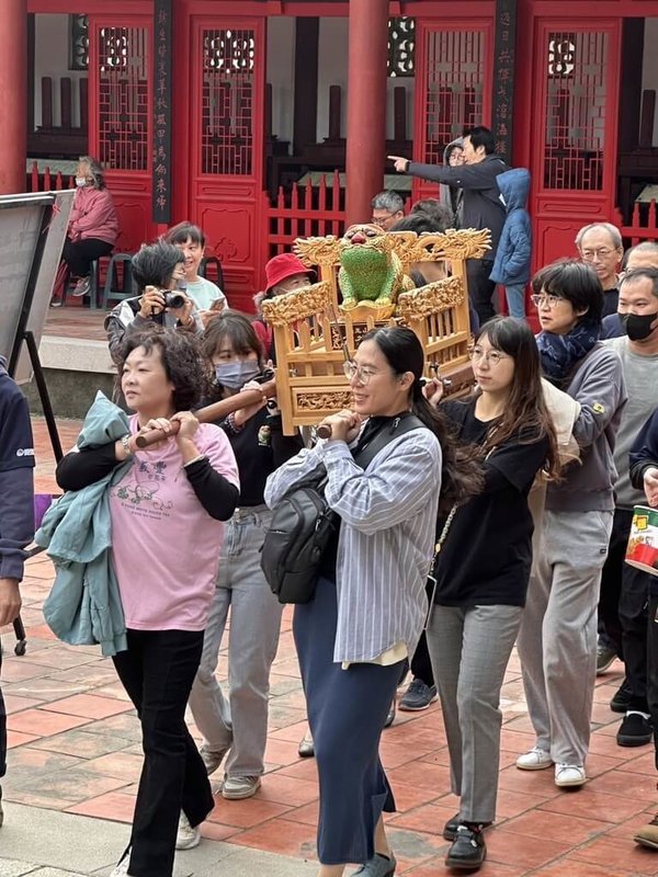 主祀鄭成功的台南延平郡王祠雕塑1尊虎爺，因蹲坐外型遭小孩子戲稱像是蟾蜍，台語發音諧音「喬治」，沒想到擲筊詢問，虎爺也同意取這個外國名字。（台南市政府提供）中央社記者張榮祥台南傳真  113年12月14日