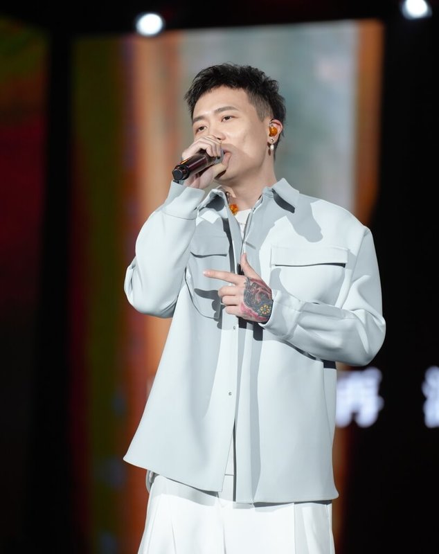 2024新北歡樂耶誕城重頭戲巨星演唱會14日晚間開唱,藝人蕭秉治(圖)也登台開唱,為粉絲歌迷送上多首好歌。(新北市觀光旅遊局提供)中央社記者黃旭昇新北傳真 113年12月14日