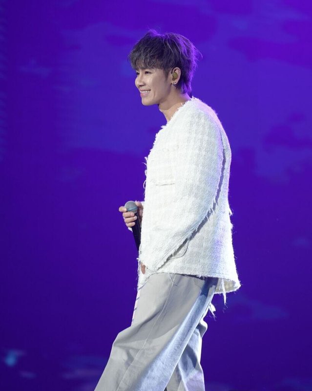2024新北歡樂耶誕城「魔幻巨星耶誕演唱會」14日晚間登場,藝人「鼓鼓」呂思緯(圖)也現身開唱,台下粉絲尖叫聲連連。(新北市觀光旅遊局提供)中央社記者黃旭昇新北市傳真 113年12月14日