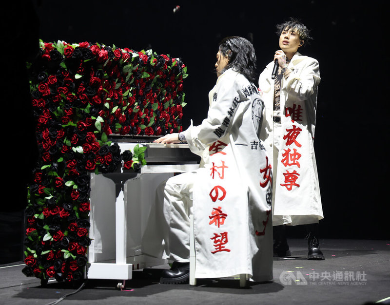 樂團Trash「幸福的末班車」演唱會14日晚間在台北小巨蛋登場,主唱阿夜(右)與彈鋼琴的吉他手頤原(左)一同現身,嗨翻歌迷。中央社記者張新偉攝 113年12月14日