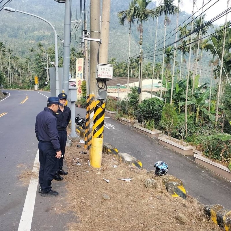 嘉義番路鄉台3線313.5公里處，15日下午發生自撞車禍，警方表示，詹姓男子騎乘機車疑過彎失控，撞上路邊電線桿，經送醫搶救仍傷重不治，確切肇事原因仍待調查釐清。 （警方提供）中央社記者姜宜菁傳真  113年12月15日