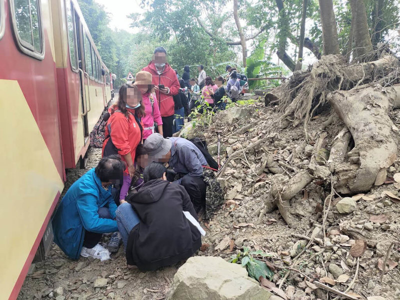 阿里山火車14日發生遊客違規至軌道區域遭撞事故，阿里山林業鐵路及文化資產管理處15日表示，事故已涉及公共危險罪，將請執法單位確認違規遊客身分，並調查其違規事實送辦，同時也要對旅行社究責。（阿里山林業鐵路及文化資產管理處提供）中央社記者姜宜菁傳真 113年12月15日