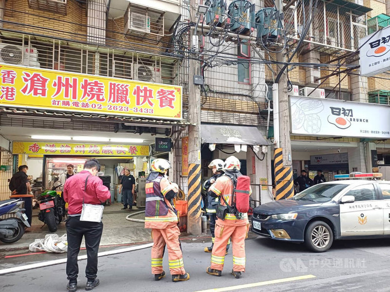 新北市淡水區北新路某公寓4樓15日下午發生火警，消防人員到場前，火勢已由民眾自行撲滅。經了解，現場疑似因糾紛致有人潑灑汽油縱火，3人遭嗆傷及燒燙傷送醫。（翻攝照片）中央社記者王鴻國傳真  113年12月15日