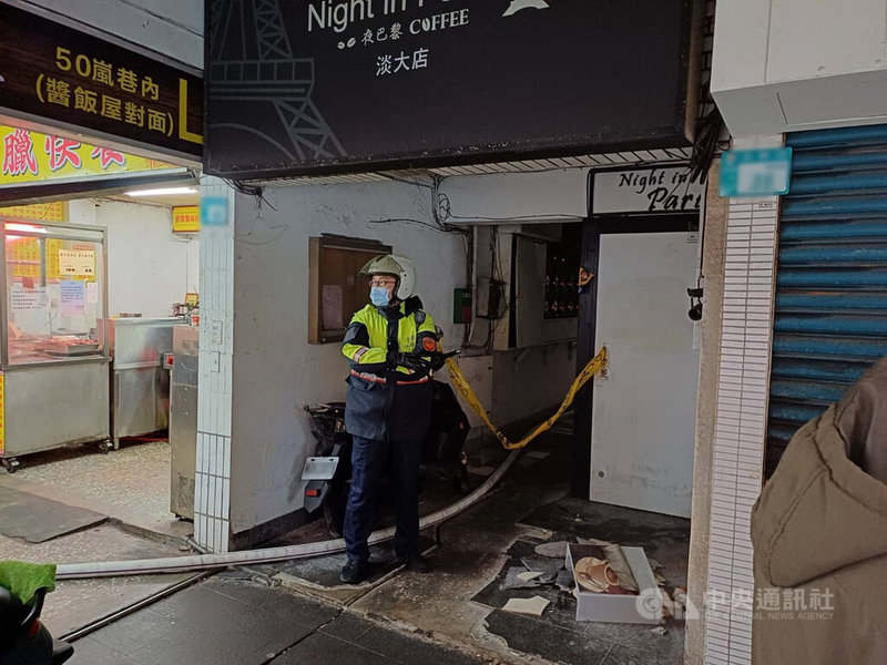 新北市淡水區北新路某公寓4樓15日疑發生縱火案,3人送醫,警方派員前往調查,以釐清案情。(翻攝照片)中央社記者王鴻國傳真 113年12月15日
