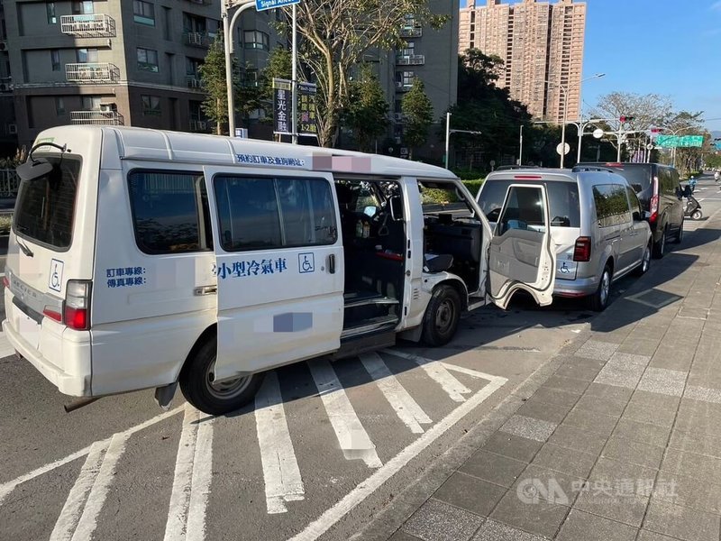 新北市汐止區日前發生台北復康巴士自撞路邊停車格2輛汽車事故，朱姓駕駛疑吸食喪屍煙彈上路，員警當場逮捕朱男，詢後依毒品罪嫌移送士林地檢署偵辦。（翻攝照片）中央社記者王鴻國傳真  113年12月15日