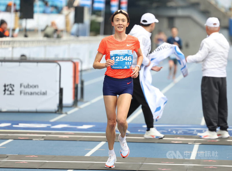 2024台北馬拉松15日在低溫中登場,謝千鶴(前)以2小時51分12秒佳績,拿下國內女子全馬冠軍。中央社記者張新偉攝 113年12月15日
