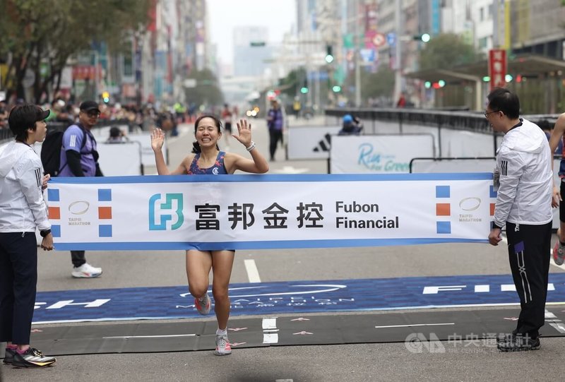 台灣女子馬拉松好手「長跑甜心」張芷瑄（前中）15日在台北馬拉松，以破個人最佳的1小時18分02秒的成績，拿下女子半馬組冠軍。中央社記者張新偉攝 113年12月15日