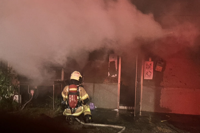 台南市歸仁區一間平房民宅14日深夜發生火警，消防人員到場滅火，屋內4人緊急撤離，其中1名男子因身體不適送醫。（讀者提供）中央社記者楊思瑞台南傳真  113年12月15日