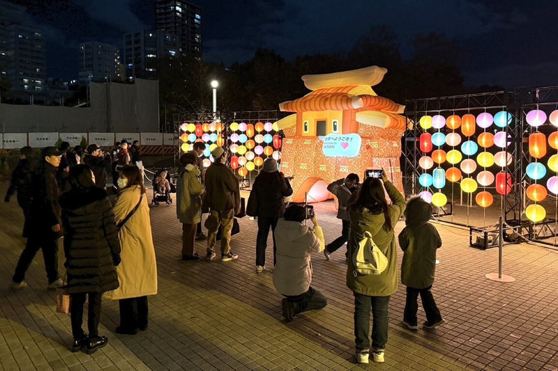 台南市獲邀參加日本「大阪．光之饗宴」，台南燈區14日登場，主燈「西門君」由擬人化表情的古蹟小西門（靖波門）化身，雙邊延展由台南400燈籠與彩燈交織而成的燈牆。（台南市政府提供）中央社記者楊思瑞台南傳真  113年12月15日