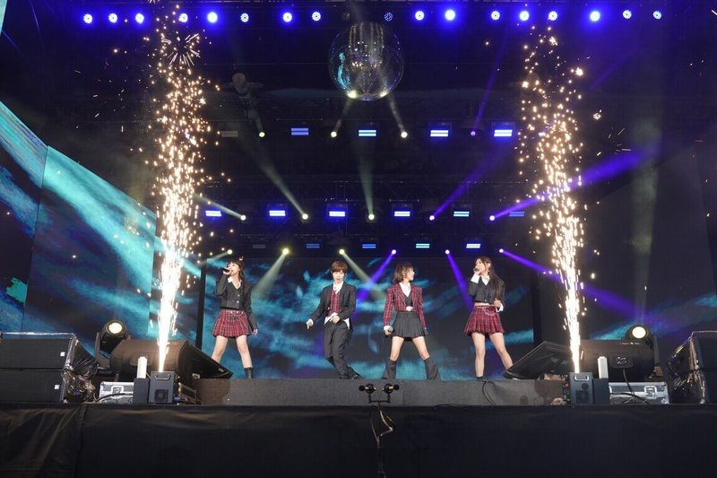 新北歡樂耶誕城「魔幻巨星耶誕演唱會」15日熱鬧登場,創作女團「BOOM!怪物星人」展現唱跳兼具的實力派演出。(新北市政府提供)中央社記者王鴻國傳真 113年12月15日