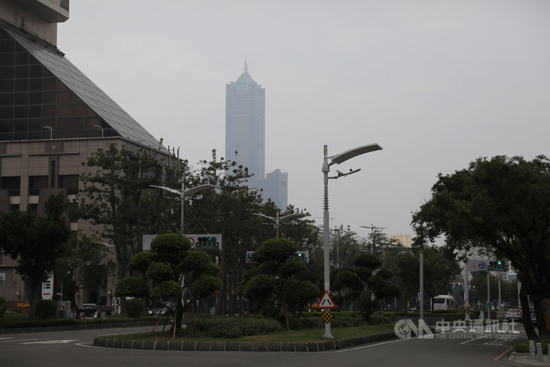 高雄地區15日受境外空污影響，空氣品質逐漸轉差，地標高雄85大樓能見度不佳，小港、林園區部分空氣品質測站顯示紅色警示、對所有族群不健康，其餘地區為橘色提醒、對敏感族群不健康，高雄市政府環保局啟動應變措施。中央社記者張已亷攝  113年12月15日