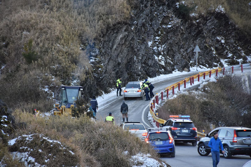 冷氣團接力報到，台灣高山有機會降雪，合歡山雪季勤務自114年1月1日起至3月2日共61天，花蓮縣警局32名警力支援合歡山區交通疏導與安全維護工作。圖為往年執行雪季勤務情形。（花蓮縣警察局提供）中央社記者李先鳳傳真  113年12月15日