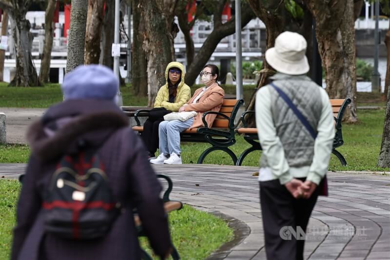 圖為台北市大湖公園休憩民眾。（中央社檔案照片）