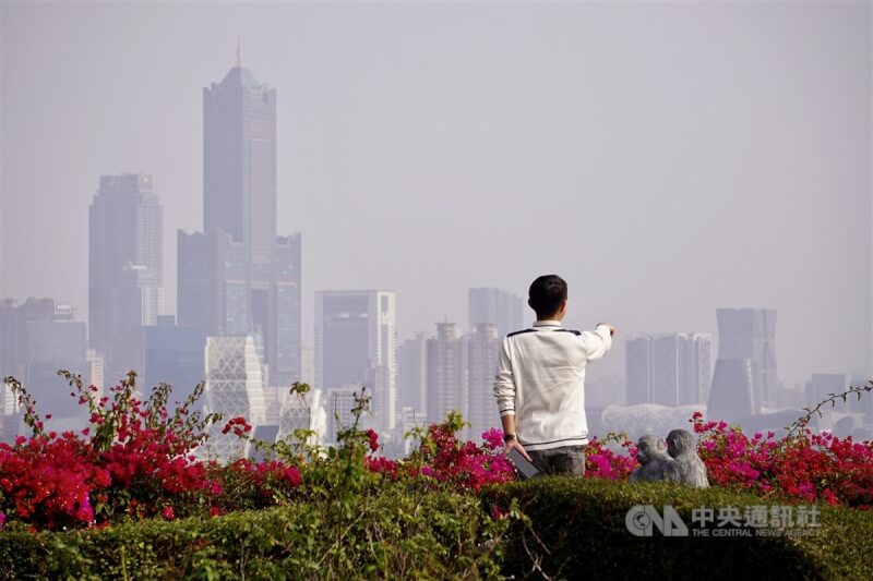 圖為高雄地區空氣品質不良，從海灣區望向85大樓呈現一片灰濛。（中央社檔案照片）