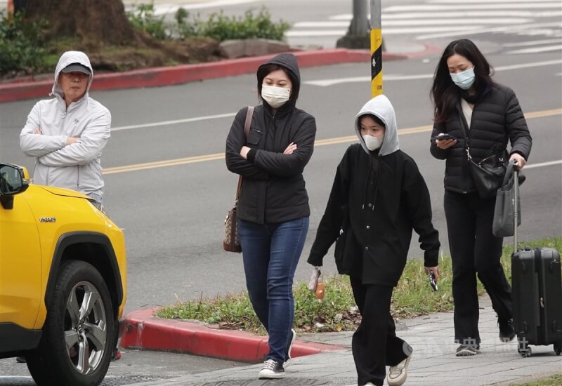 中央氣象署15日發布低溫特報，大陸冷氣團影響，各地氣溫明顯偏低，上午局部地區有攝氏10度左右或以下氣溫發生機率。圖為台北市南港區，街頭民眾穿厚外套、戴口罩禦寒。中央社記者鄭傑文攝 113年12月15日