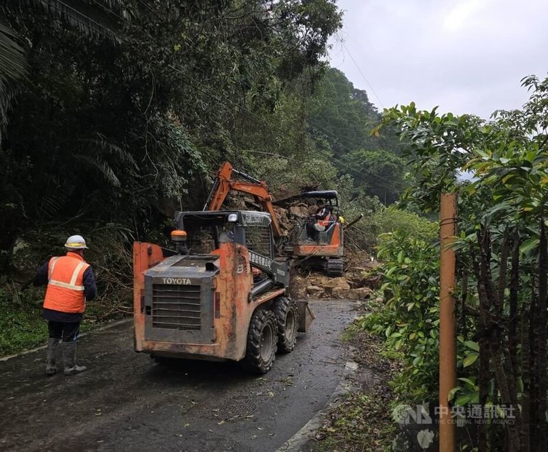 新北市新店區平廣路一段15日發生山坡地坍塌意外，導致道路雙向中斷，區公所已調派機具搶修中。（翻攝照片）中央社記者王鴻國傳真  113年12月15日