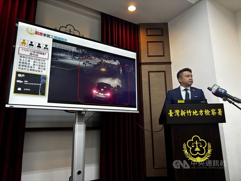 虛擬貨幣分析師陳梅慧於國道新竹路段車禍身亡,新竹地檢署將追撞的徐姓駕駛依過失致死等罪嫌起訴;主任檢察官兼發言人黃振倫(圖)16日透過影像說明車禍調查結果,對於陳梅慧是否遭下藥等疑慮,黃振倫說,經法醫研究所檢驗結果,未有酒精與毒藥物反應。中央社記者郭宣彣攝 113年12月16日