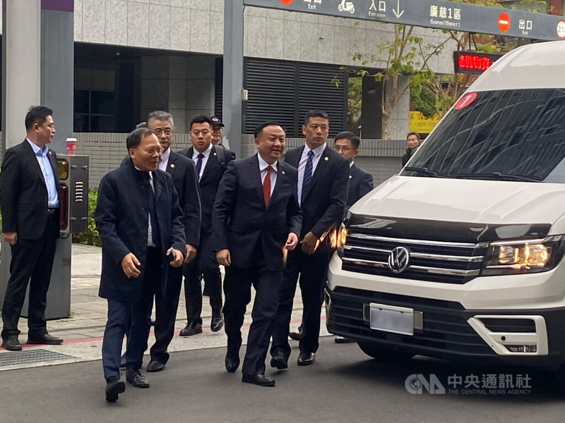 雙城論壇「智慧治理 永續未來」17日在台北晶華酒店舉行，據悉有數個統獨團體將到場聲援、陳抗，警方已規劃警力進行安全維護任務。圖為上海市副市長華源（紅領帶者）16日抵廣慈博愛園區參訪。中央社記者黃麗芸攝 113年12月16日