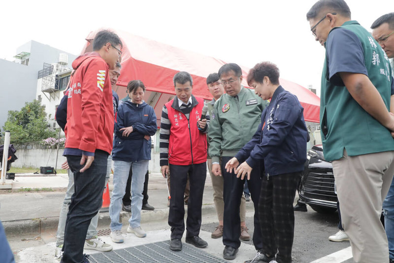 台南市政府向中央爭取經費辦理仁德區德糖路上游段雨水箱涵新建工程完成，台南市長黃偉哲（前右3）16日前往視察。（台南市政府提供）中央社記者楊思瑞台南傳真  113年12月16日