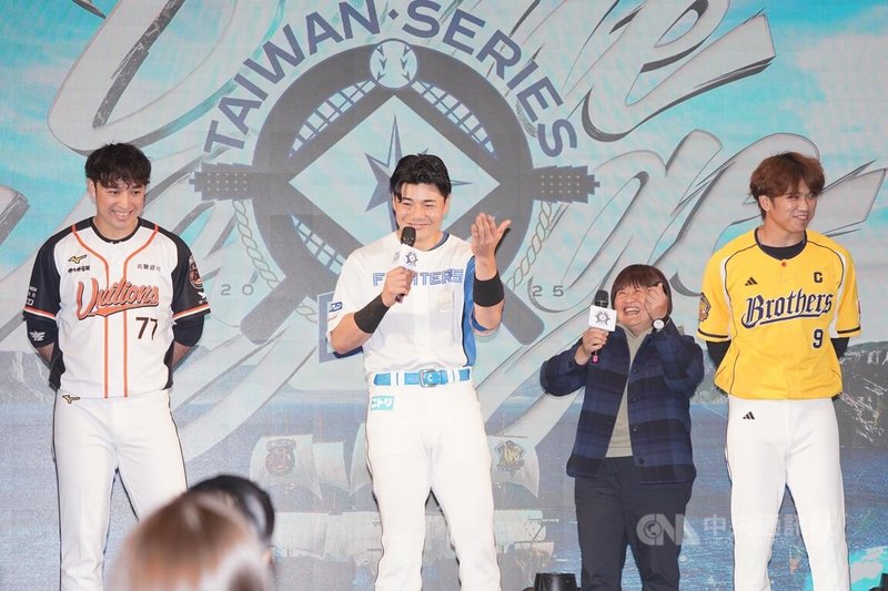 北海道日本火腿鬥士隊2025年3月來台與中職統一7-ELEVEn獅、中信兄弟打交流賽,鬥士隊球星清宮幸太郎(左2)、獅隊球星林安可(左)及兄弟球星王威晨(右)16日出席記者會宣傳,清宮幸太郎用中文笑說:「放馬過來」。中央社記者徐肇昌攝 113年12月16日